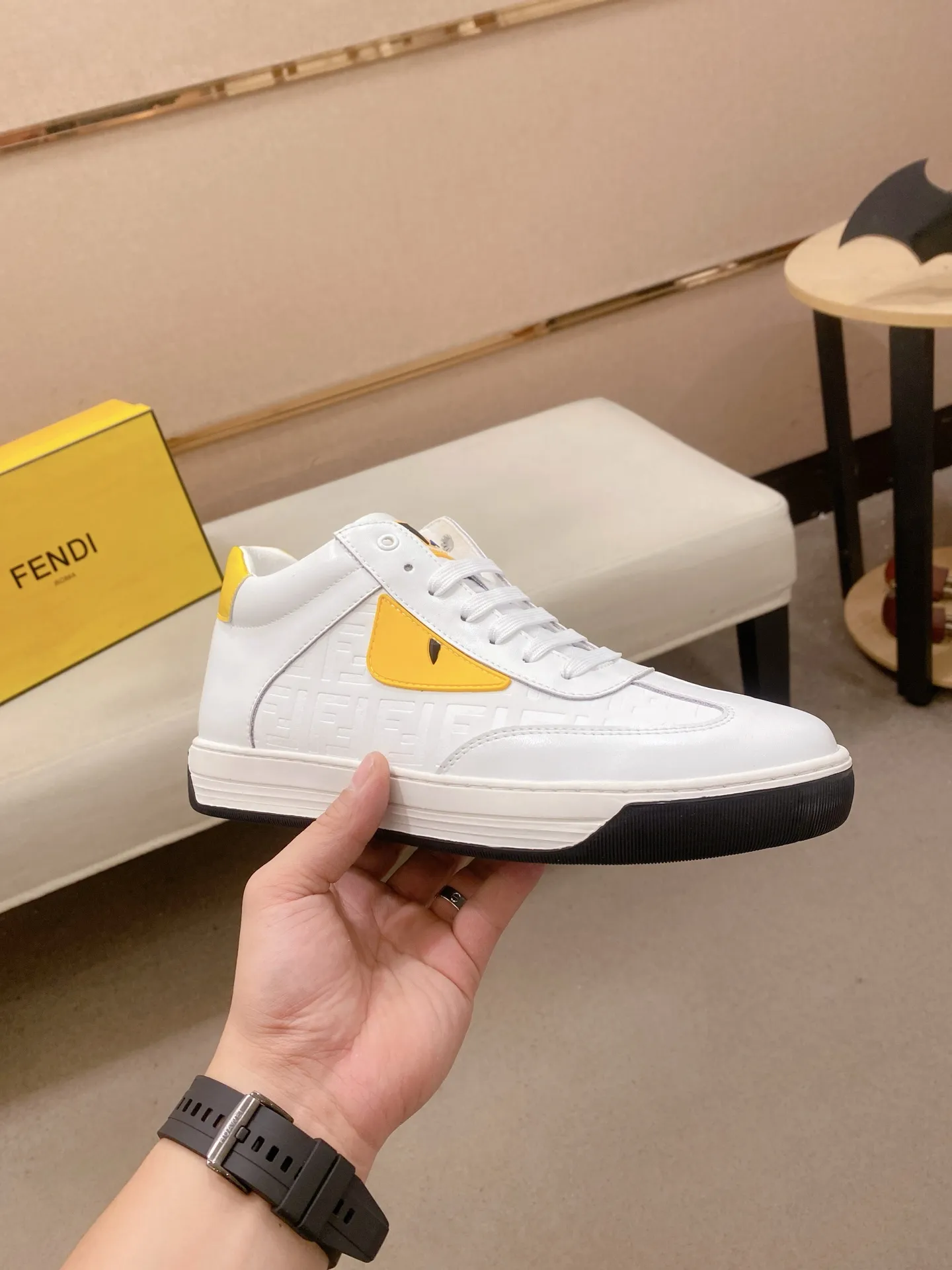 Factory price: 420💰[Fendi] Fendi’s latest men’s casual shoes! Available at counters simultaneously! A one-to-one replica of the original. All imported official website one-to-one cowhide fabric. The interior is made of top-grade sheepskin, and the original factory-supplied rubber outsole is used. Leading new fashion concepts. Matching code: 38-44. (can be customized for 45 non-refundable)